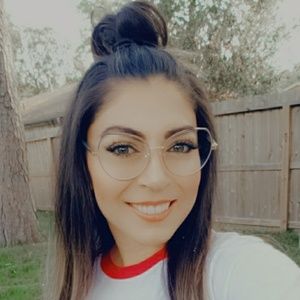 Meet your Posher, Esmeralda